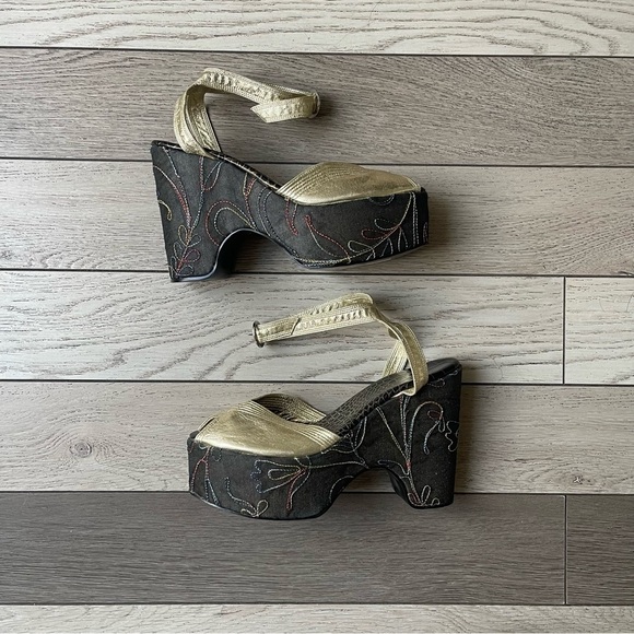 Elisa Ferrari Shoes - Chic Gold and Black Platform Sandals